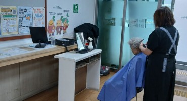 03월17일 한라마을 복지회관 1층에서 이미용 봉사를 실시 하였습니다.